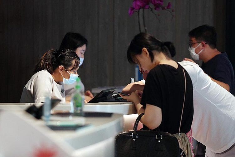Khách sạn yêu cầu 7 nhân viên xét nghiệm virus nCoV