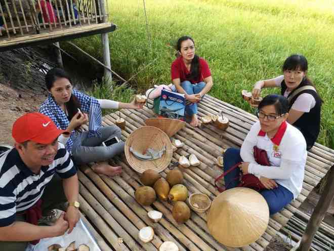 Về Cồn Chim đi câu cua, đổ bánh xèo, ăn bánh lá mơ... - 16