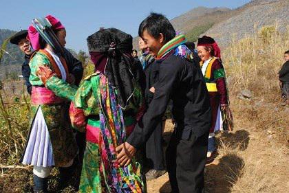 Kỳ lạ tục vỗ mông kéo vợ của chàng trai HMông trên cao nguyên đá Kỳ lạ tục vỗ mông kéo vợ của chàng trai HMông trên cao nguyên đá
