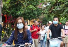 Hội An phát khẩu trang miễn phí cho khách tham quan phố cổ Hoi An phat khau trang mien phi cho khach tham quan pho co hinh anh 1 1_zing_2_.jpg