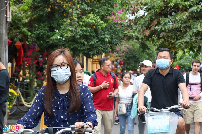 Hội An phát khẩu trang miễn phí cho khách tham quan phố cổ