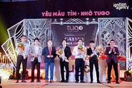 Đại diện công ty trao cúp cho các đối tác. Ảnh: Tugo.