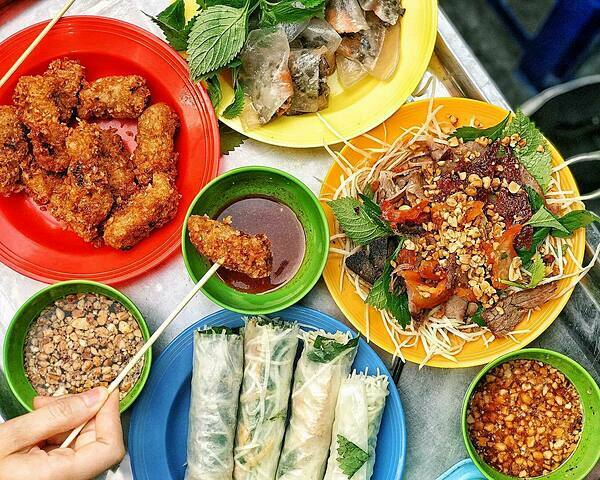 Nộm bò khô có giá 35.000 đồng một bát. Ảnh: Quang.