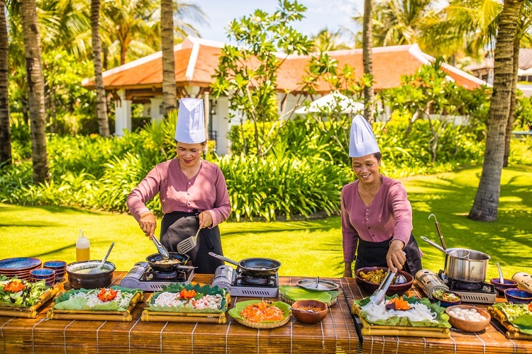 Lễ hội đón Tết, The Anam Cam RanhTừ ngày 17 đến 28/1/2020, khu nghỉ dưỡng bên biển sẽ tổ chức chuỗi các hoạt động đón Tết như chương trình múa lân, viết thư pháp, triển lãm hơn 100 mặt nạ, biểu diễn nhạc truyền thống, với các loại nhạc cụ dân tộc như đàn Tranh, đàn Hồ và Trung. Tối 24/1 (30/12 âm lịch), khách có thể tham gia chương trình Món ngon mẹ nấu, để thưởng thức các món ăn mang hương vị truyền thống như bún bò Huế, bánh xèo, bò nướng lá lốt ở Làng Việt. Những đầu bếp chính là mẹ của các nhân viên trong chính khu nghỉ dưỡng, vì vậy các món ăn sẽ mang chuẩn hương vị nhà làm.