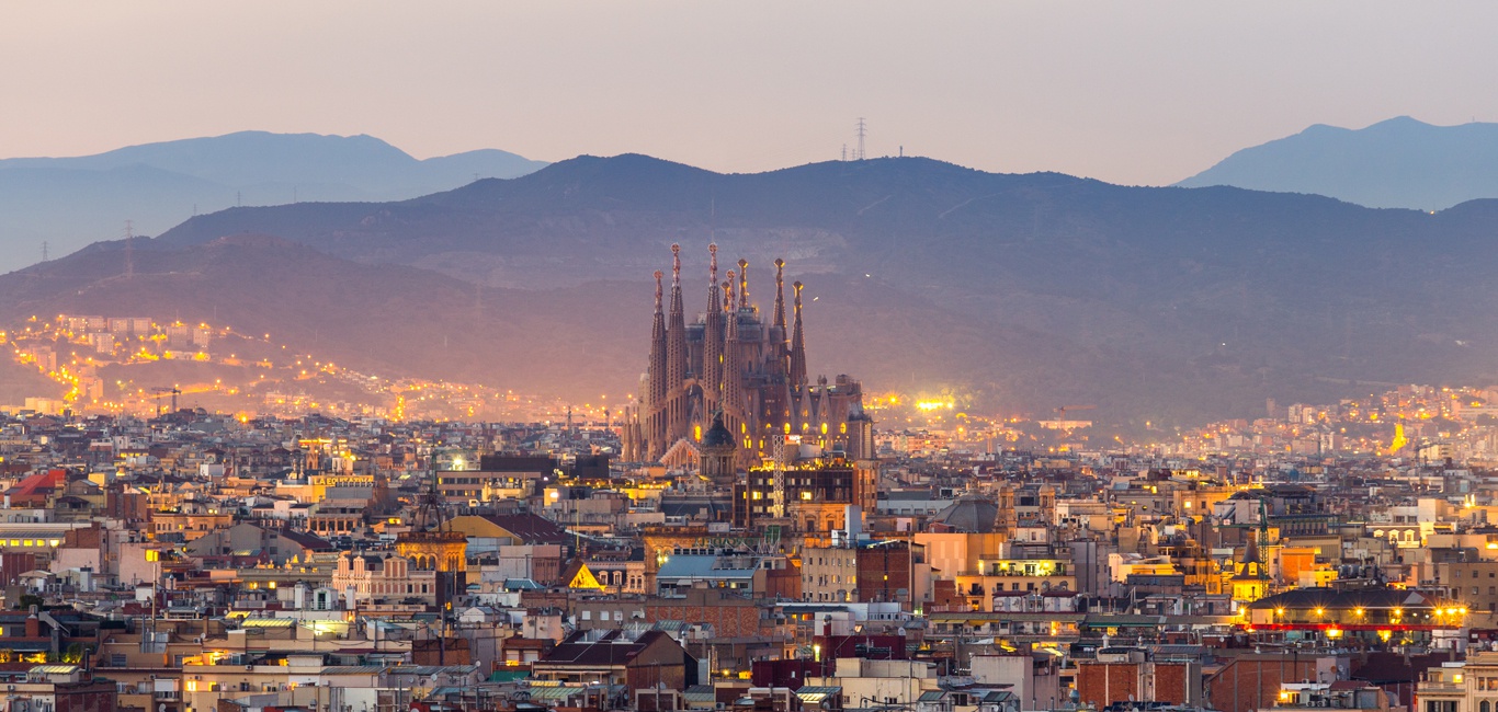 Ly do dan Barcelona coi khach du lich nhu khung bo hinh anh 2 Aerial_Panorama_view_of_Barcelona_city_skyline_and_Sagrada_familia_at_dusk_time_Spain.jpg