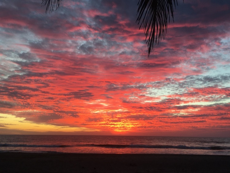 Hoàng hôn cuối cùng của năm cũ Việt Nam trên bãi biển Playa de Totugas.