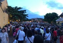 Không phải photoshop, đây là loạt ảnh có thật 100% tại các địa điểm du lịch trong mùa cao điểm: Đông muốn ngạt thở! Không phải photoshop, đây là loạt ảnh có thật 100% tại các địa điểm du lịch trong mùa cao điểm: Đông muốn ngạt thở! - Ảnh 1.