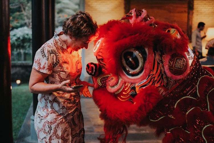 Chương trình ẩm thực ở Tanah Gajah, IndonesiaVào tối 24/1, khu nghỉ dưỡng ở Ubud sẽ tổ chức chương trình ẩm thực Dạ tiệc Mừng Năm Mới, với phần mở màn là tiệc cocktail và canapes, dưới ánh hoàng hôn huyền ảo tại sảnh Panen Padi Lounge. Trong không gian yên tĩnh của miền quê Bali, du khách sẽ được thưởng thức những màn múa lân truyền thống. Tiệc chính diễn ra trong nhà hàng The Tampayan, với thực đơn 5 món mang màu sắc Trung Hoa, được chế biến đẹp mắt, nhiều màu sắc bởi đầu bếp trưởng Singapore. Ngoài tiệc tối, du khách có thể tham gia thắp nến nổi, cầu mong năm mới bình an, thịnh vượng. Giá tham dự chương trình là 1.200.000 IDR (2.050.000 đồng). Ảnh: Tanah Gajah.
