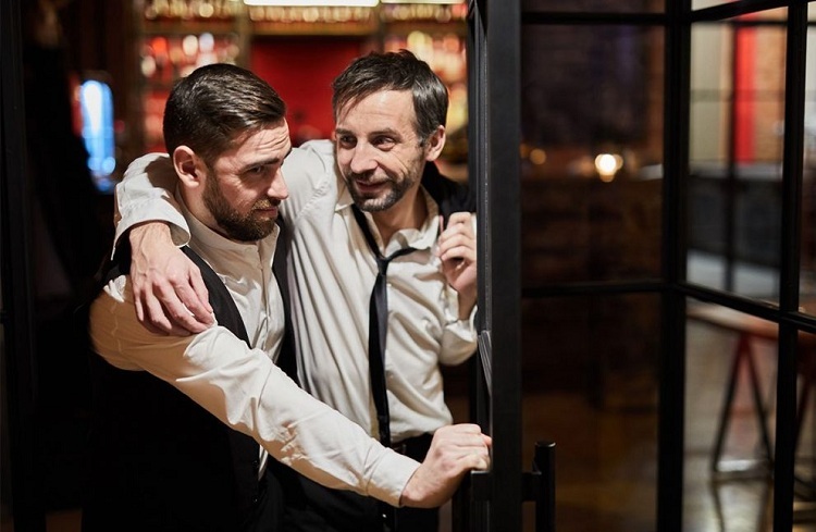 Bartender phải biết khéo léo khi phục vụ khách say xỉn. Ảnh: istock.