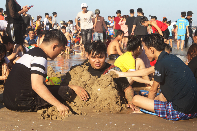 Biển Vũng Tàu đông nghịt người