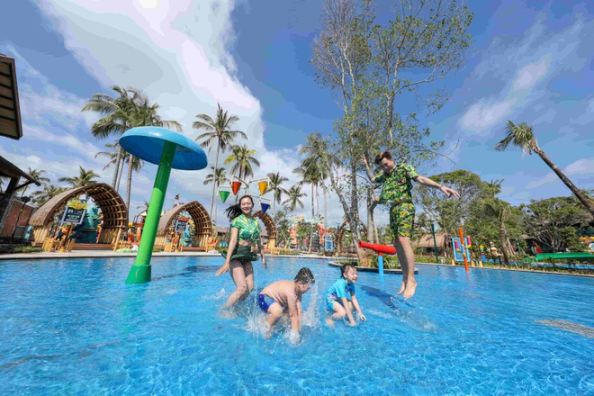 Quang ganh lo va di ve phia bien mien Nam du xuan hinh anh 2 Cac_be_se_thich_me_voi_nhung_tro_choi_vui_nhon_o_Aquatopia_Water_Park.jpg