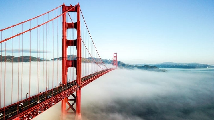 Cầu Cổng Vàng là biểu tượng của San Francisco, là một trong những công trình gợi nhớ và truyền cảm hứng nhất nước Mỹ. Nó từng xuất hiện trong hàng trăm bộ phim. Tuy nhiên, với Samilausanne, du khách đến từ thành phố Lausanne, Thụy Sĩ, nơi đây chỉ là một cây cầu sơn màu đỏ - không hơn không kém. Ảnh: Golden Gate Hotel.