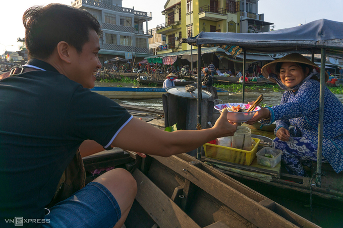 Chợ nổi Ngã Năm ngày giáp Tết