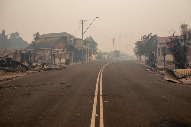 Những tòa nhà trên phố chính Main Street bị lửa thiêu rụi tại Cobargo, New South Wales ngày 1/1/2020. Ảnh: Sean Dave/AAP. 