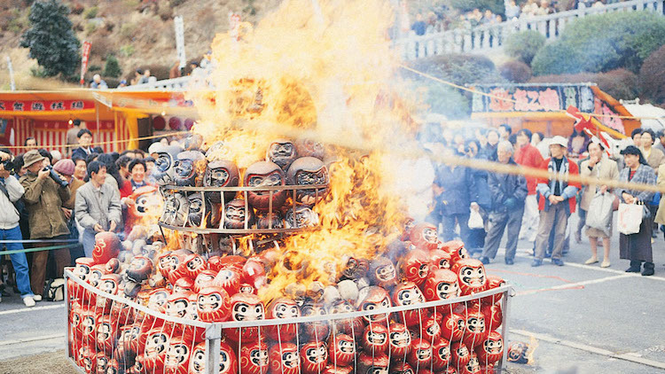 Nghi lễ Daruma Kuyo - đốt Daruma vào ngày đầu năm trong đền chùa. Ảnh: Japan Highlights Travel.