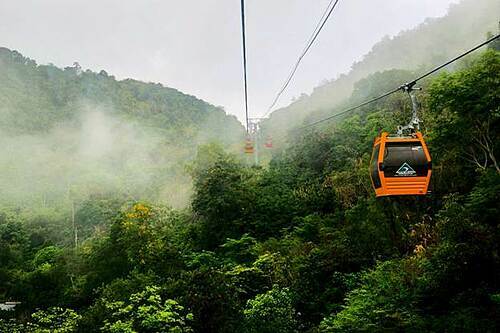 Ngoài công viên nước, du khách còn có cơ hội trải nghiệm cáp treo hiện đại, chiêm ngưỡng toàn cảnh Thiên Cấm Sơn huyền bí và lãng mạn.