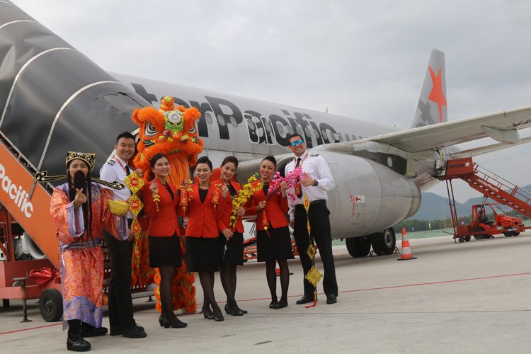 Đón năm mới trên trời cùng Jetstar Pacific/ Nhận lì xì trên độ cao 10.000 m/ Thần tài lì xì khi đang bay cùng Jetstar Pacific - 6