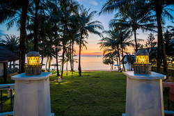 Sự thơ mộng và bình yên của hoàng hôn tại L’azure Resort and Spa.