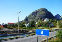 Tưởng đùa nhưng thực sự có ngôi làng trên thế giới có tên gọi chỉ là một ký tự, còn trở thành địa điểm du lịch hút khách hiếu kỳ Tưởng đùa nhưng thực sự có ngôi làng trên thế giới có tên gọi chỉ là một ký tự, còn trở thành địa điểm du lịch hút khách hiếu kỳ - Ảnh 1.