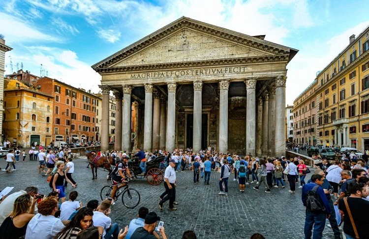 Đền Pantheon bị nhiều du khách chê là không có gì đặc biệt. Ảnh: Wanted in Rome.