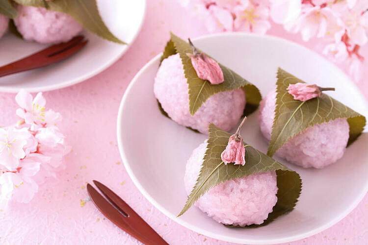 Bánh mochi anh đào có màu hồng bắt mắt và gói bằng lá cây. Ảnh: Nick Colaccino.