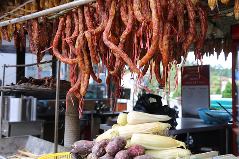 Diem du xuan hap dan dau nam cho tin do xe dich hinh anh 8 San_vat_Tay_Bac_duoc_bay_ban_giua_phien_cho_vung_cao.png