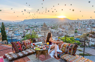 Cưỡi khinh khí cầu là trải nghiệm phải thử khi đến Cappadocia.