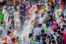 Nhay song giua dem va nhung kieu don nam moi tren the gioi hinh anh 5 songkran_festival_phuket_1400x932.jpg