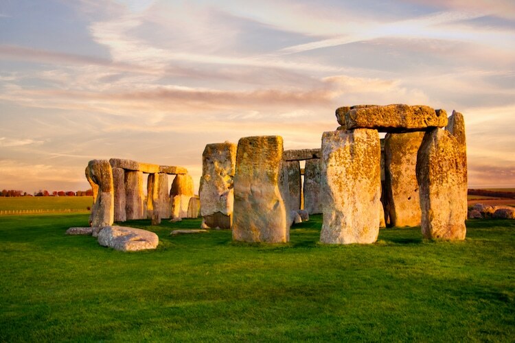 Để lại nhận xét về bãi đá cổ Stonehenge ở Wiltshire, Anh, một du khách Canada viết: Đó chỉ là một đống đá nằm cạnh đường cao tốc, người khác thì thắc mắc rằng tại sao chính phủ lại mở cửa tham quan một công trình... chưa xây xong và đáng lý nên hoàn thiện chúng. Ảnh: My Modern Met.