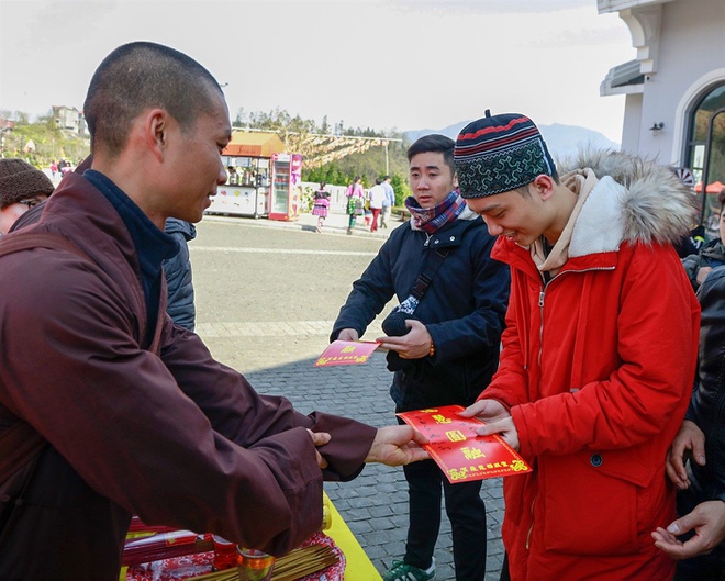 Diem du xuan hap dan dau nam cho tin do xe dich hinh anh 3 su_thay_phat_giay_do_cau_an_cho_phat_tu_va_du_khach.jpg