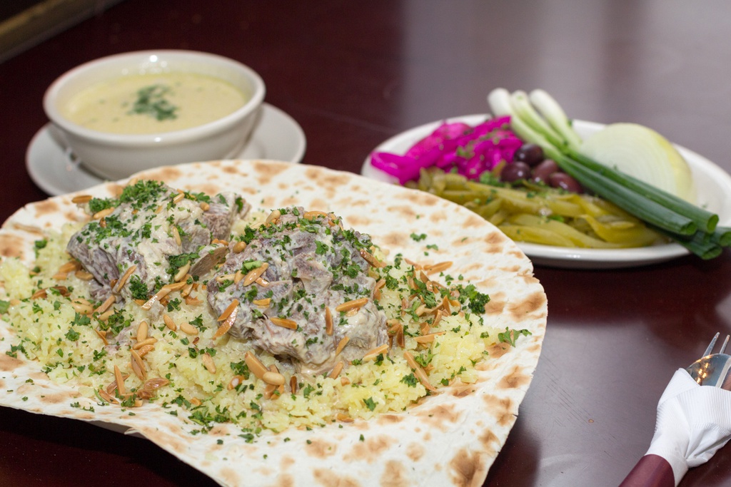 Tuc lam dam cuoi keo dai ca tuan o Jordan hinh anh 8 Traditional_Mansaf_served_on_flatbread.jpg