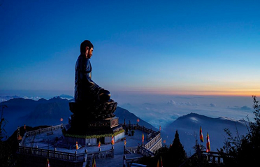 Diem du xuan hap dan dau nam cho tin do xe dich hinh anh 9 Tuong_Phat_A_Di_Da_noi_luu_giu_Xa_loi_Phat_linh_thieng.png
