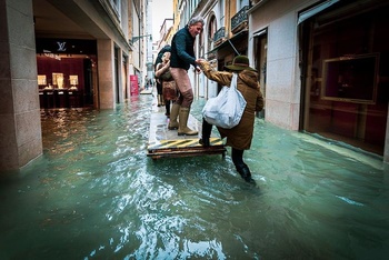 Trai nghiem mot ngay ngap lut lich su o Venice hinh anh 3 venice_flood_photography_natalia_elena_massi_2019_4_5e09cd3bcfc82_700.jpg