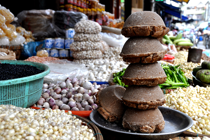 Đường bát có màu từ đen bóng hoặc nâu đen, rất ngọt. Ảnh: Thiên Chương