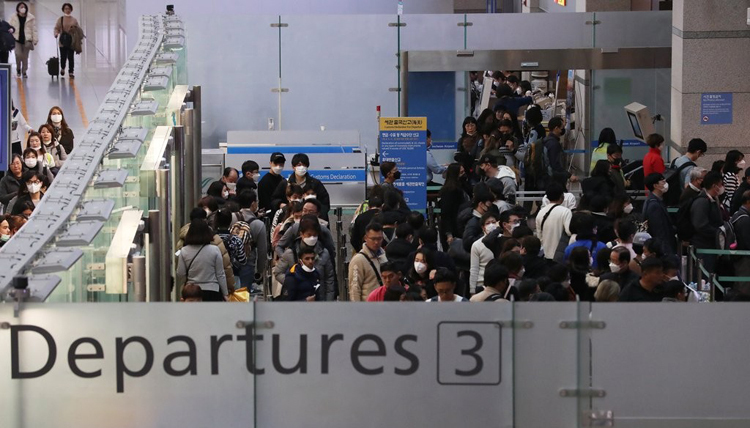 Hành khách xếp hàng ở Terminal 2 tại sân bay Incheon. Ảnh: Yonhap.