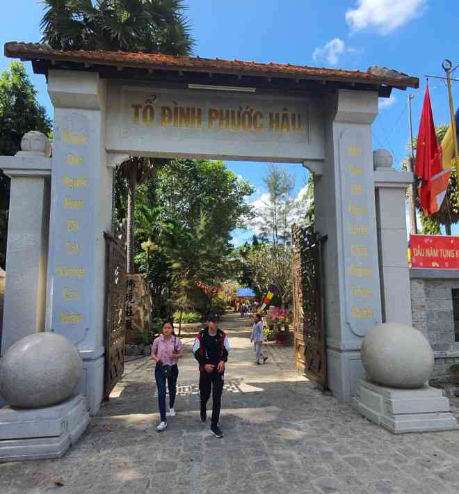 Ngắm vườn kinh đá độc đáo của ngôi chùa nằm bên cạnh dòng sông Hậu Ngắm vườn kinh đá độc đáo của ngôi chùa nằm bên cạnh dòng sông Hậu