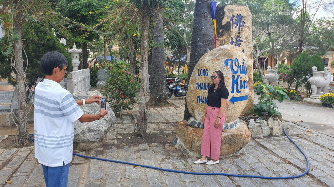 Ngắm vườn kinh đá độc đáo của ngôi chùa nằm bên cạnh dòng sông Hậu - 14