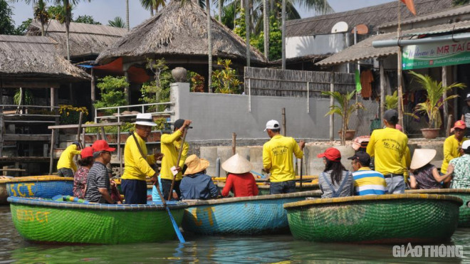 Mặc nỗi lo dịch Covid 19, du khách ùn ùn đến rừng dừa Bảy Mẫu - 2