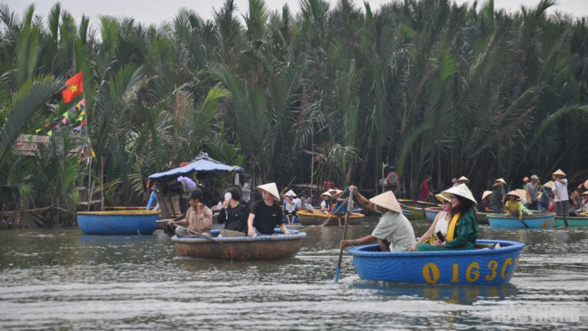 Mặc nỗi lo dịch Covid 19, du khách ùn ùn đến rừng dừa Bảy Mẫu - 7