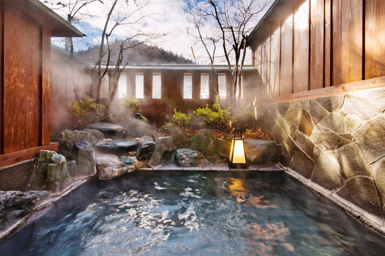 Tắm onsen thường có tầm nhìn hướng ra ngoài trời rất đẹp. Ảnh: Kashiwaya.