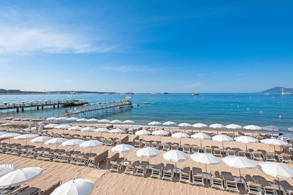 Dan sao ‘Ky sinh trung’ tung dat chan den nhung manh dat nao? hinh anh 8 2006_cannes_private_beach.jpg