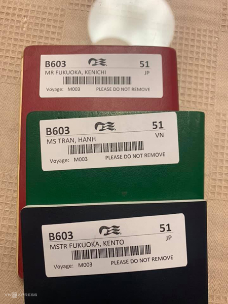 Trên ảnh là 3 cuốn hộ chiếu của gia đình chị Hạnh, đã được nhân viên trên tàu dán thẻ ghi nhớ. Khi lên tàu, phía du thuyền sẽ thu hộ chiếu của hành khách. Tuy nhiên, vì không thể lên nên nhân viên sau đó đã trả lại hộ chiếu cho gia đình chị. Chị Hạnh cũng giải thích thêm về màu sắc khác nhau của 3 cuốn hộ chiếu. Cuốn màu xanh là của chị Hạnh - mang quốc tịch Việt Nam. Hộ chiếu màu đỏ là của chồng chị và màu còn lại là của con trai. Tại Nhật, hộ chiếu cho người từ 18 tuổi trở lên sẽ có màu đỏ, còn trẻ nhỏ mang một màu khác. Ảnh: Hạnh Trần.
