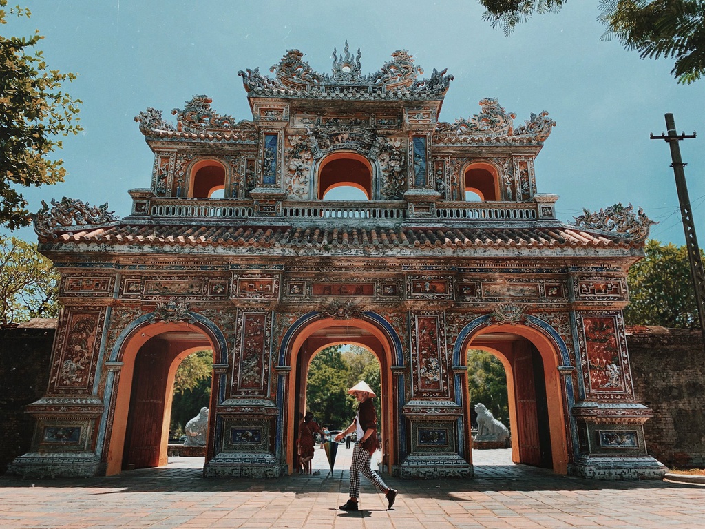 Kham pha Hue co kinh va huyen ao tai loat diem den dep nhu mo hinh anh 8 3_dn_mieu_mon.jpg