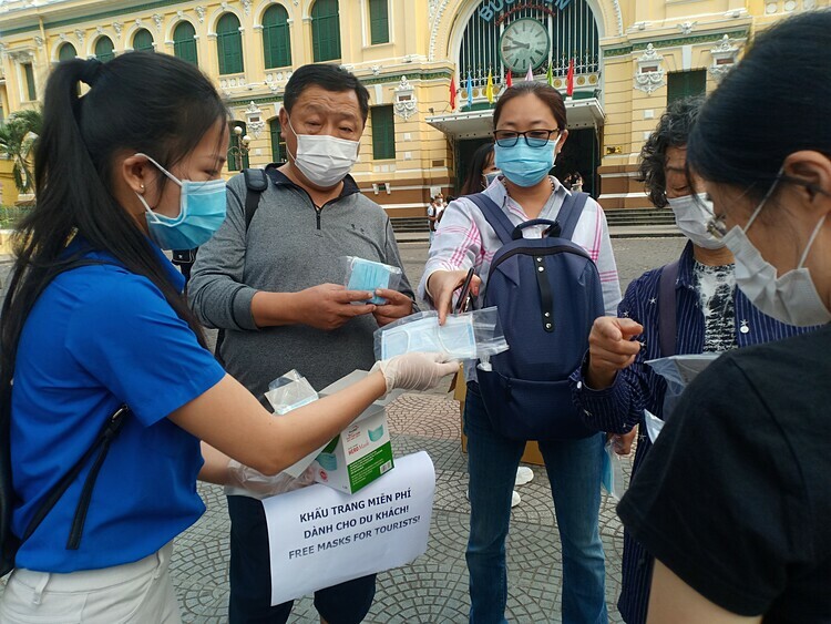 Phát 100.000 khẩu trang cho du khách