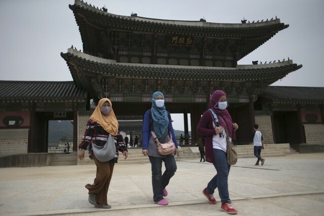Du khách đeo khẩu trang tại các điểm du lịch Hàn Quốc. Ảnh: The Korea Time
