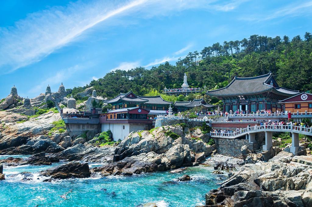 Dan sao ‘Ky sinh trung’ tung du lich o dau? hinh anh 16 anhthuy1202_195417035413_chua_haedong_yonggungsa_han_quoc1.jpg