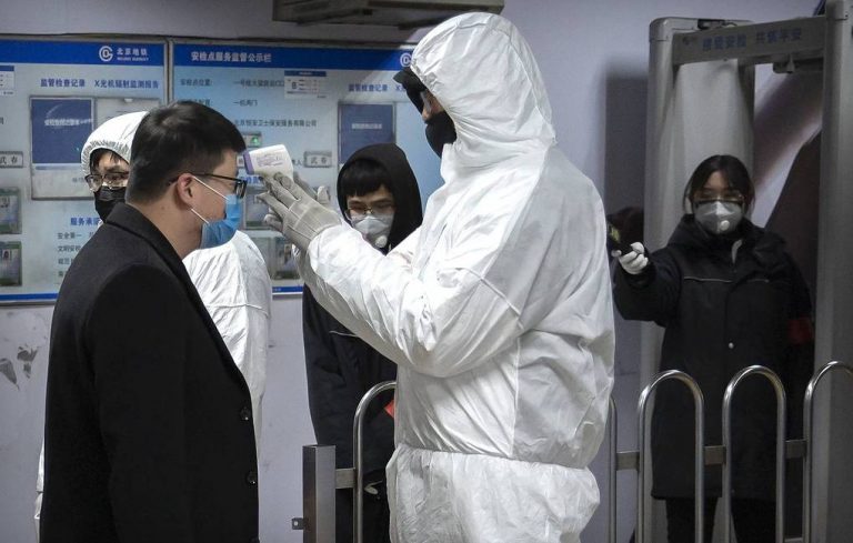 Làm thế nào để phòng tránh virus corona khi đi máy bay? Làm thế nào để phòng tránh virus corona khi đi máy bay?