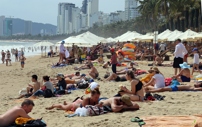 Biển Nha Trang đông khách nước ngoài