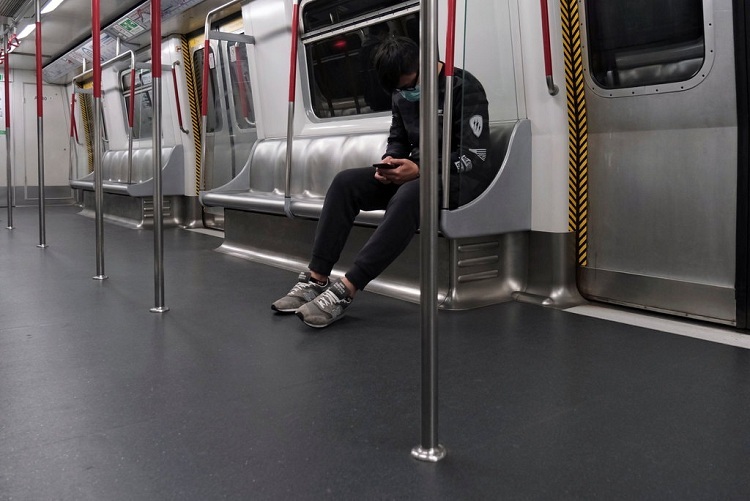 Tàu điện MTR vắng người tại Hong Kong. Ảnh: Tyrone Siu/Reuters.