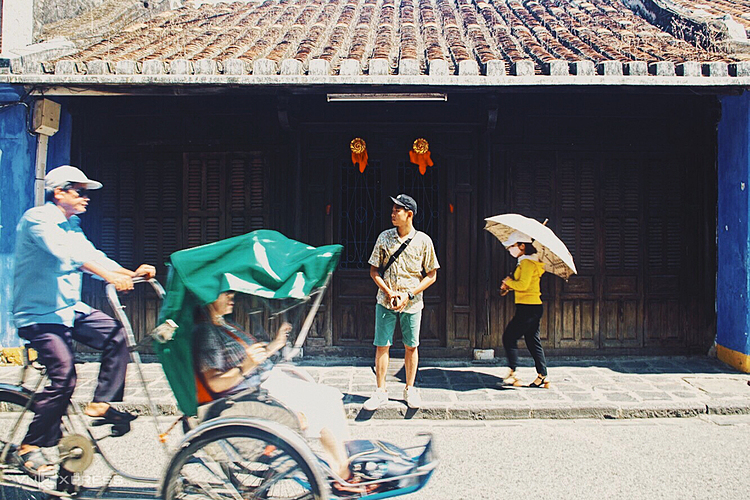 Việt Nam đang tập trung quảng bá điểm đến an toàn. Trong ảnh là du khách đang tham quan phố cổ Hội An. Ảnh: Tâm Linh